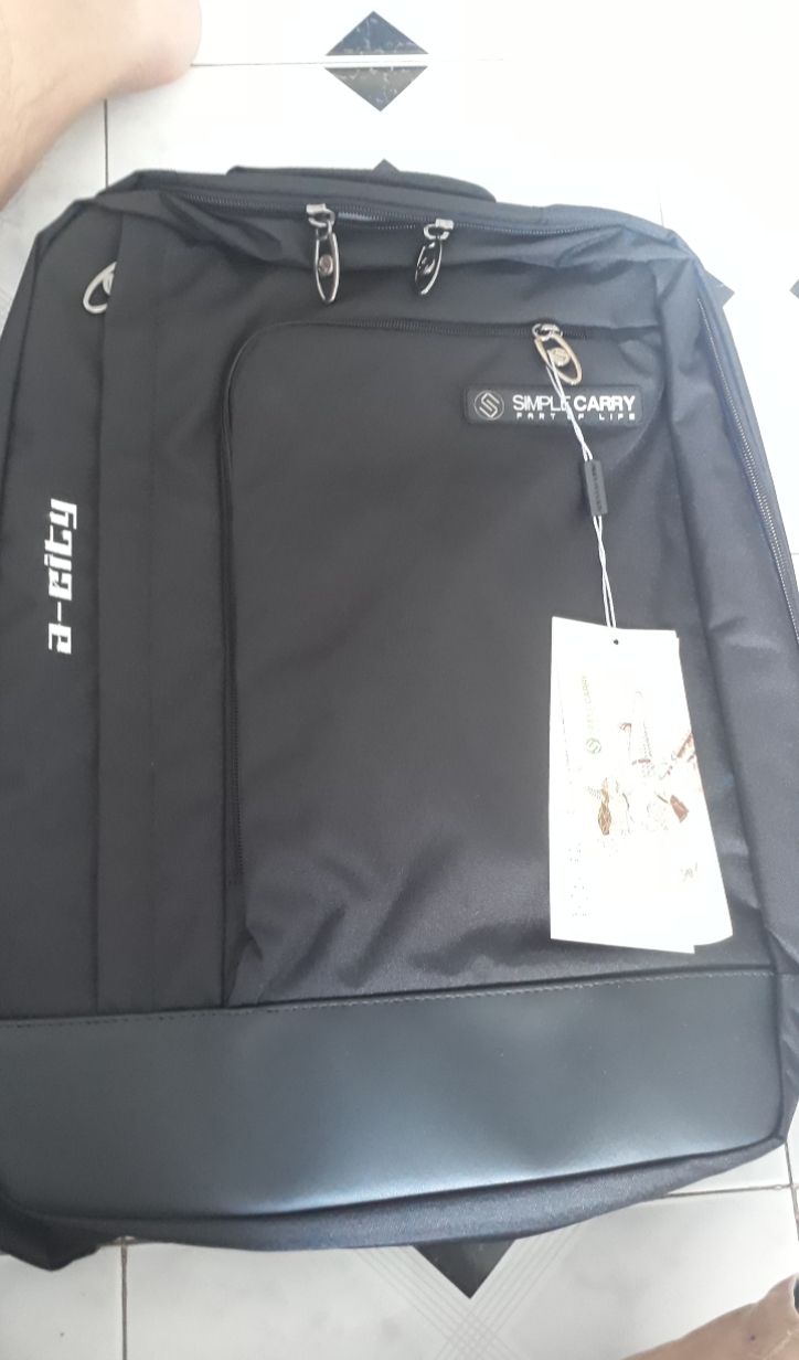 Balo đựng vừa laptop 15.6'' nên hơi to với nữ, thích hợp cho những bạn nam cao to =))
Chất vải dày, nhiều ngăn để đồ, chưa thử đi mưa nên chưa biết có chống nước không
Bảo hành 10 năm cơ mà phiếu bảo hành không ghi ngày mua hàng :))