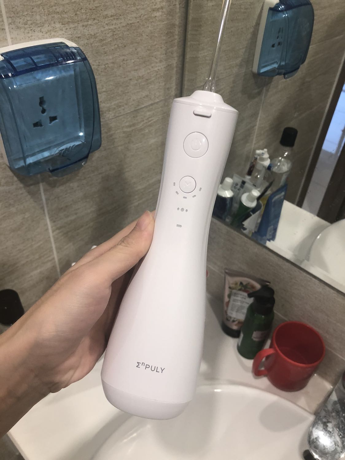 Dùng thử được 2 tuần thì thấy rất thích, sạch các kẽ răng và tiện dụng, đặc biệt lúc trưa hoặc sau khi ăn xong bị dắt đồ ăn. Lúc mới dùng mình chưa quen loay hoay bị chảy máu lợi nhiều nhưng sau khi vài lần thì quen. Dùng thử được 2 tuần thì thấy rất thích, sạch các kẽ răng và tiện dụng, đặc biệt lúc trưa hoặc sau khi ăn xong bị dắt đồ ăn. Lúc mới dùng mình chưa quen loay hoay bị chảy máu lợi nhiều nhưng sau khi vài lần thì quen.