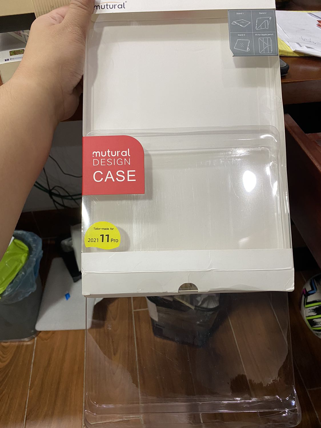 Sản phẩm còn trong hộp, mặt sau bị trầy nhiều, không giống hình quảng cáo (mặt lưng là nhựa trong) nên mình ko đánh giá sao cao được nhé.