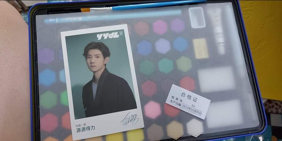 hộp màu nước rất đẹp, bên trong được tặng kèm cả poster Vương Nguyên nữa. chưa dùng nên chưa biết chất lượng ra sao. hộp màu nước rất đẹp, bên trong được tặng kèm cả poster Vương Nguyên nữa. chưa dùng nên chưa biết chất lượng ra sao.