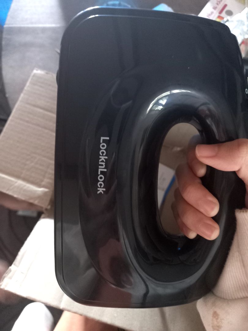 máy đánh mạnh mà ồn y như máy khoan vậy. vừa đánh vừa xem youtube mà k nghe đc gì.  máy nhỏ gọn, nhẹ dễ cầm. cầm lâu hơi mỏi tay với 1 đứa ốm yếu như mình vậy là ok rồi. đánh bông lòng trắng trứng để làm bánh bông lan cũng k bị nóng máy hay có mùi hôi gì hết.