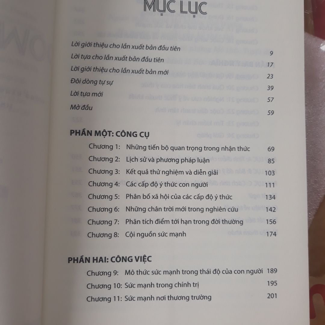 mình đặt hàng ngay đợt giãn cách nên đợi hơi lâu. mà Tiki giao cho mình từ giữa T9 rồi, giờ mới xác nhận giao hàng thành công cho mình. Còn về sách thì shop đóng gói rất đẹp và chắc chắn, ngoài màng bọc nilong ở ngoài sách thì có thêm 1 miếng xốp nữa. Nội dung vài chương đầu hơi khó với mình nhưng về sau thì dễ hiểu hơn. Sách giúp mình hiểu thêm về trường năng lượng của bản thân và xung quanh, dù chỉ một vật hay 1 tác động nhỏ cũng có thể ảnh hưởng đến cơ thể và sức khỏe của chúng ta. Mình đọc xong hết quyển rồi, chắc phải đọc thêm lần 2 lần 3 mới hiểu được kiến thức trong quyển sách và áp dụng vào cuộc sống. Mọi thứ đều ổn áp và xứng đáng 5sao. Chỉ duy nhất sách dễ bị bung giấy, mình cầm nhẹ nhàng nâng niu lắm mà bị rách cả 1 xấp gần 20 tờ huhu, hy vọng lần sau nhà xuất bản sẽ cải thiện hơn ạ. mình đặt hàng ngay đợt giãn cách nên đợi hơi lâu. mà Tiki giao cho mình từ giữa T9 rồi, giờ mới xác nhận giao hàng thành công cho mình. Còn về sách thì shop đóng gói rất đẹp và chắc chắn, ngoài màng bọc nilong ở ngoài sách thì có thêm 1 miếng xốp nữa. Nội dung vài chương đầu hơi khó với mình nhưng về sau thì dễ hiểu hơn. Sách giúp mình hiểu thêm về trường năng lượng của bản thân và xung quanh, dù chỉ một vật hay 1 tác động nhỏ cũng có thể ảnh hưởng đến cơ thể và sức khỏe của chúng ta. Mình đọc xong hết quyển rồi, chắc phải đọc thêm lần 2 lần 3 mới hiểu được kiến thức trong quyển sách và áp dụng vào cuộc sống. Mọi thứ đều ổn áp và xứng đáng 5sao. Chỉ duy nhất sách dễ bị bung giấy, mình cầm nhẹ nhàng nâng niu lắm mà bị rách cả 1 xấp gần 20 tờ huhu, hy vọng lần sau nhà xuất bản sẽ cải thiện hơn ạ.