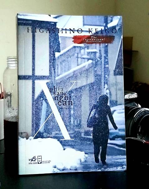 "VIỆC NGHĨ RA MỘT BÀI TOÁN VÔ CÙNG KHÓ VÀ VIỆC GIẢI BÀI TOÁN ĐÓ, VIỆC NÀO KHÓ HƠN?" Khi nhấn chuông cửa nhà nghi can chính của một vụ án mới, điều tra viên Kusanagi không biết rằng anh sắp phải đương đầu với một thiên tài ẩn dật. Kusanagi càng không thể ngờ, chỉ một câu nói vô thưởng vô phạt của anh đã kéo người bạn thân, Manabu Yukawa, một phó giáo sư vật lý tài năng, vào vụ án. Và điều làm sững sờ nhất, đó là vụ án kia chẳng qua cũng chỉ như một bài toán cấp ba đơn giản, tuy nhiên ẩn số X khi được phơi bày ra lại không đem đến hạnh phúc cho bất cứ ai... Với một giọng văn tỉnh táo và dung dị, Higashino Keigo đã đem đến cho độc giả hơn cả một cuốn tiểu thuyết trinh thám. Mô tả tội ác không phải điều hấp dẫn nhất ở đây, mà còn là những giằng xé nội tâm thầm kín, những nhân vật bình dị, và sự quan tâm sâu xa tới con người. Tác phẩm đã đem lại cho Higashino Keigo Giải Naoki lần thứ 134, một giải thưởng văn học lâu đời sánh ngang giải Akutagawa tại Nhật Bản.