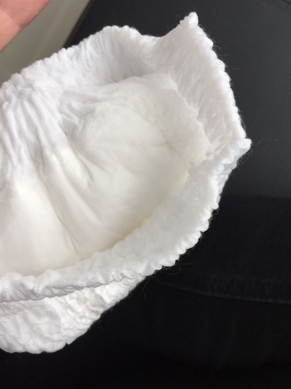 Bỉm của moony mình dùng từ sơ sinh cho bé đến h là gần 2 tuổi rất hợp vì mềm mại ko mùi , mà giá trên tiki rẻ hơn ngoài nhiều nên mình mua rất nhiều lần rồi, các mẹ chưa dùng có thể mua tham khảo thử lần xem có hợp ko nhé!