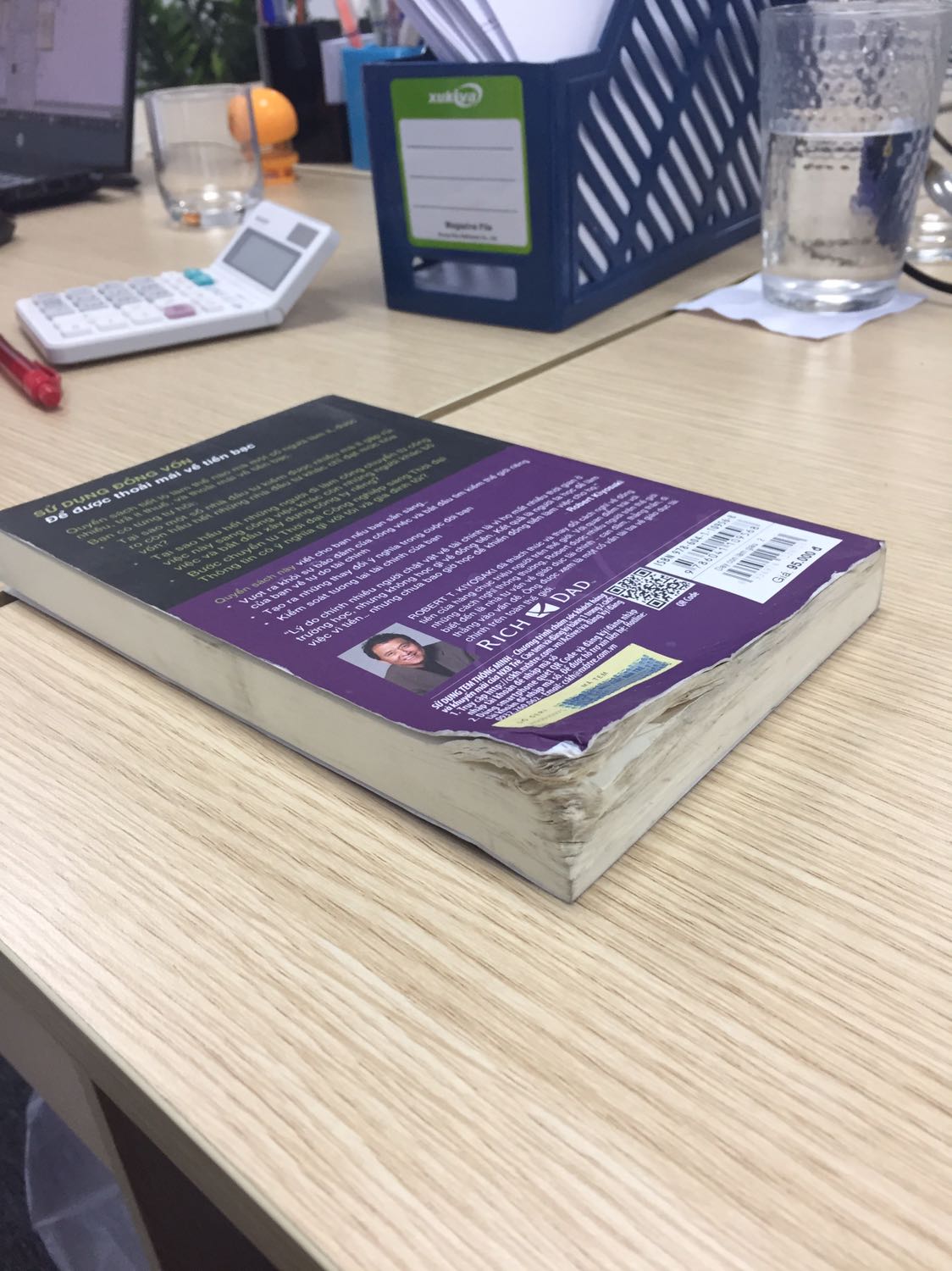 Mình vừa nhận hàng, khi mở ra thì cực kì thất vọng. Sách vừa rách vừa lát, mình ko thể tưởng tượng được là tiki lại có thể giao sp như thế cho khách hàng.