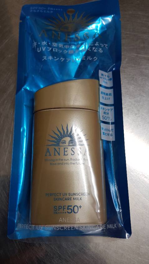 Hàng giao nhanh.Nhân viên giao hàng nhiệt tình.Đầy đủ quà tặng kèm.Hạn sử dụng còn dài.Sữa này dùng chống nắng tốt, không nhờn, không rít da.Cảm ơn shop.