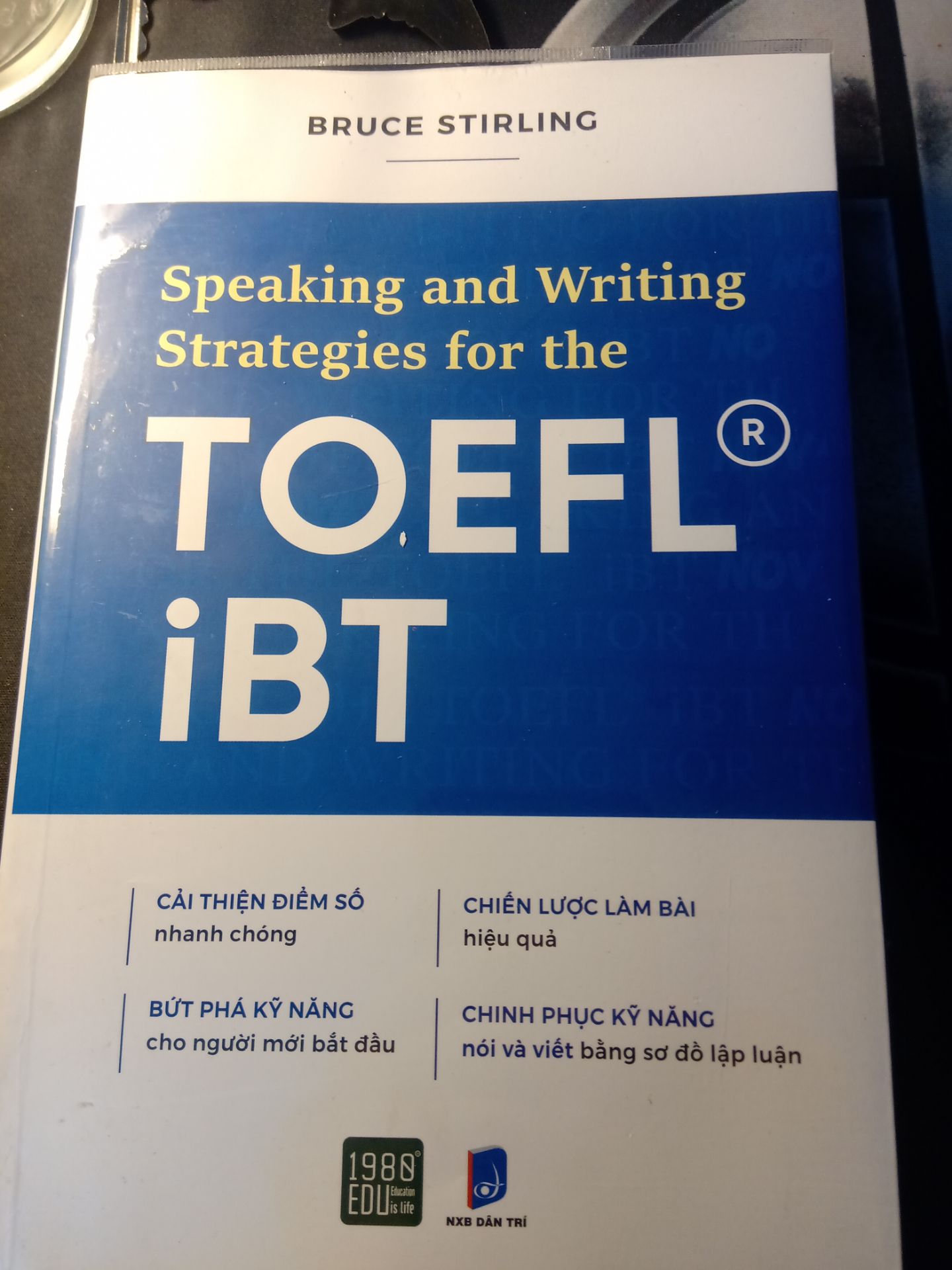 sách rất đẹp, còn rất mới. giấy tuy hơi mỏng một chút nhưng cơ bản là vẫn đáp ứng yêu cầu sử dụng. mua vào đợt sale nên giá rất rẻ có 30 k. Nội dung của sách cũng rất được các bài có bố cục rõ ràng. File nghe hữu ích có thể download trực tiếp trên web