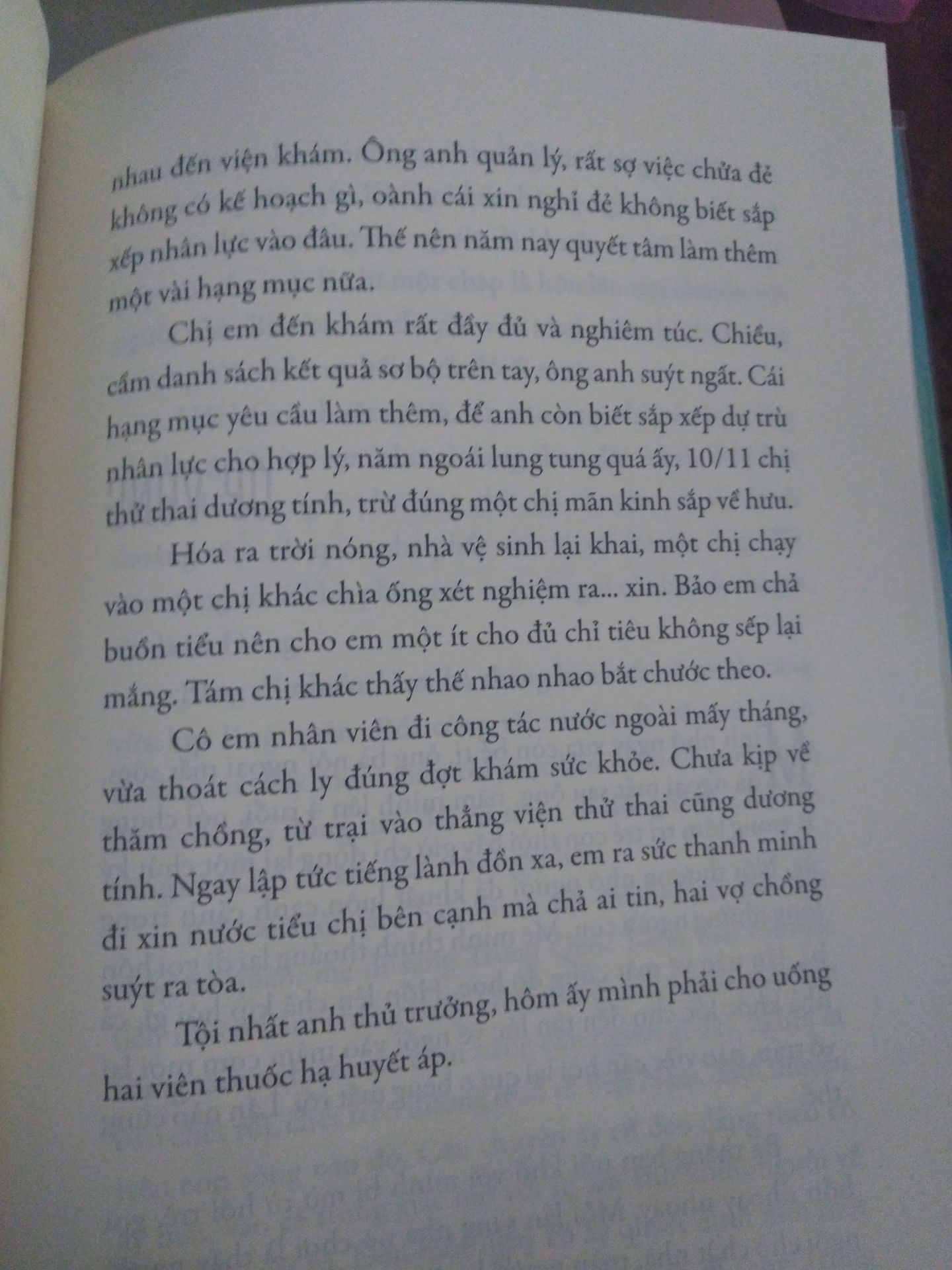Đây là quyển thứ 2 mình đọc sau Để yên cho bác sĩ hiền. Phần đầu là giới thiệu về bệnh covid, phần sau là chuyện từ những giai đoạn chống dịch, giọng văn không kém phần hóm hỉnh làm vơi bớt đi sự nặng nề trong những câu chuyện thường ngày ở bệnh viện dã chiến. Chắc chắn mình sẽ ủng hộ ở nhữnh tác phẩm sau Đây là quyển thứ 2 mình đọc sau Để yên cho bác sĩ hiền. Phần đầu là giới thiệu về bệnh covid, phần sau là chuyện từ những giai đoạn chống dịch, giọng văn không kém phần hóm hỉnh làm vơi bớt đi sự nặng nề trong những câu chuyện thường ngày ở bệnh viện dã chiến. Chắc chắn mình sẽ ủng hộ ở nhữnh tác phẩm sau