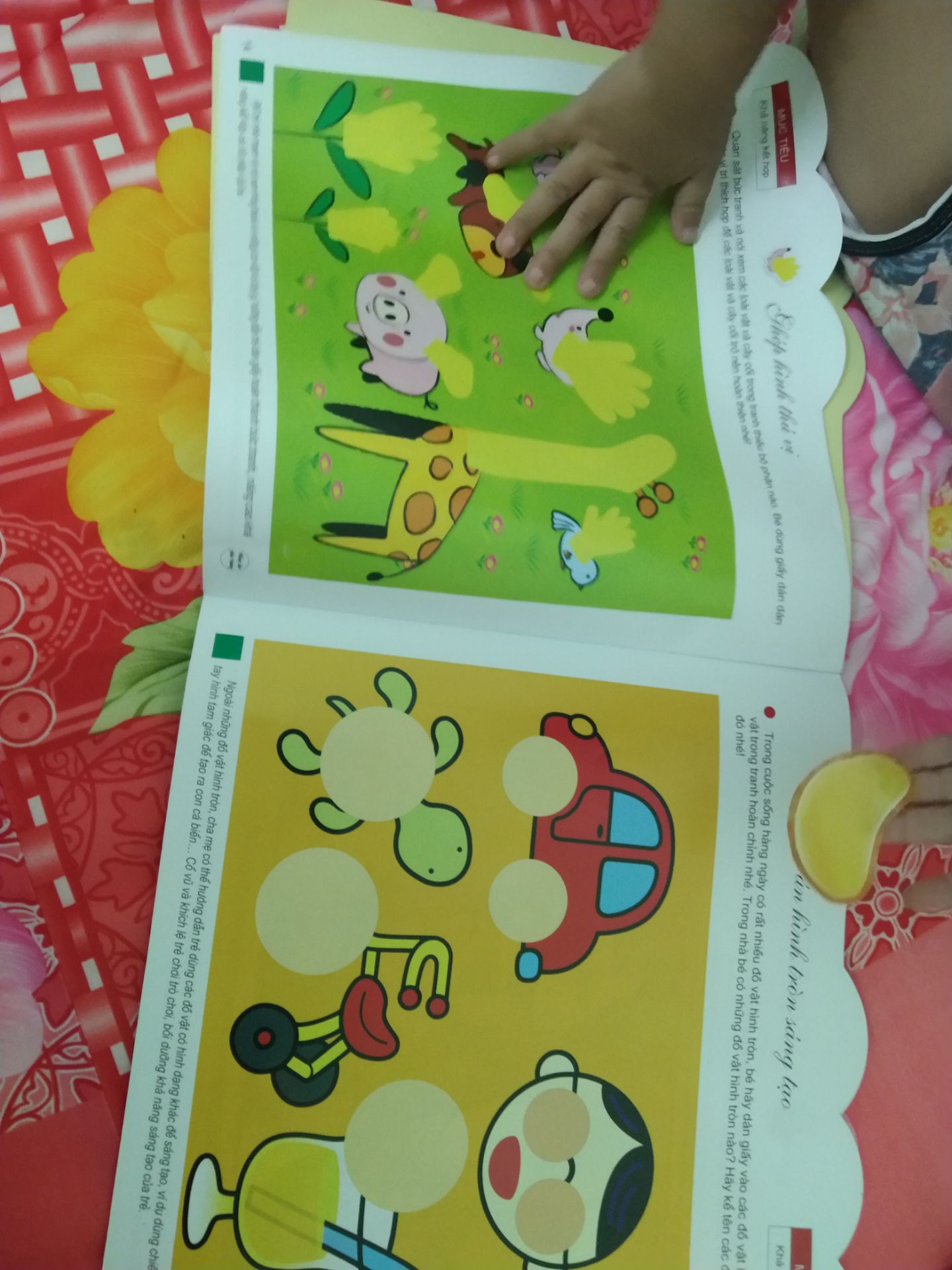 Sách có rất nhiều miếng dán,đủ loại,bé rất thích. Tuy nhiên sách khá mỏng.