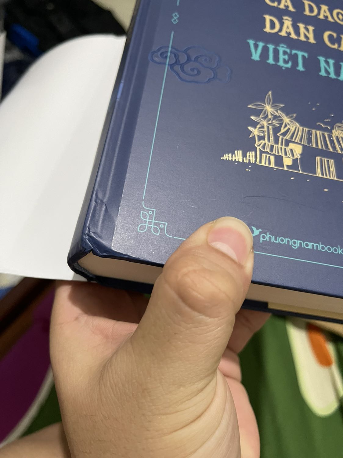 Sách bị cấn móp nặng các góc, bìa sau bị xước nặng, không thể chấp nhận cho một cuốn sách mới còn seal mà như thế này được, nhìn các bạn khác mua được cuốn ko lỗi mà buồn ghê