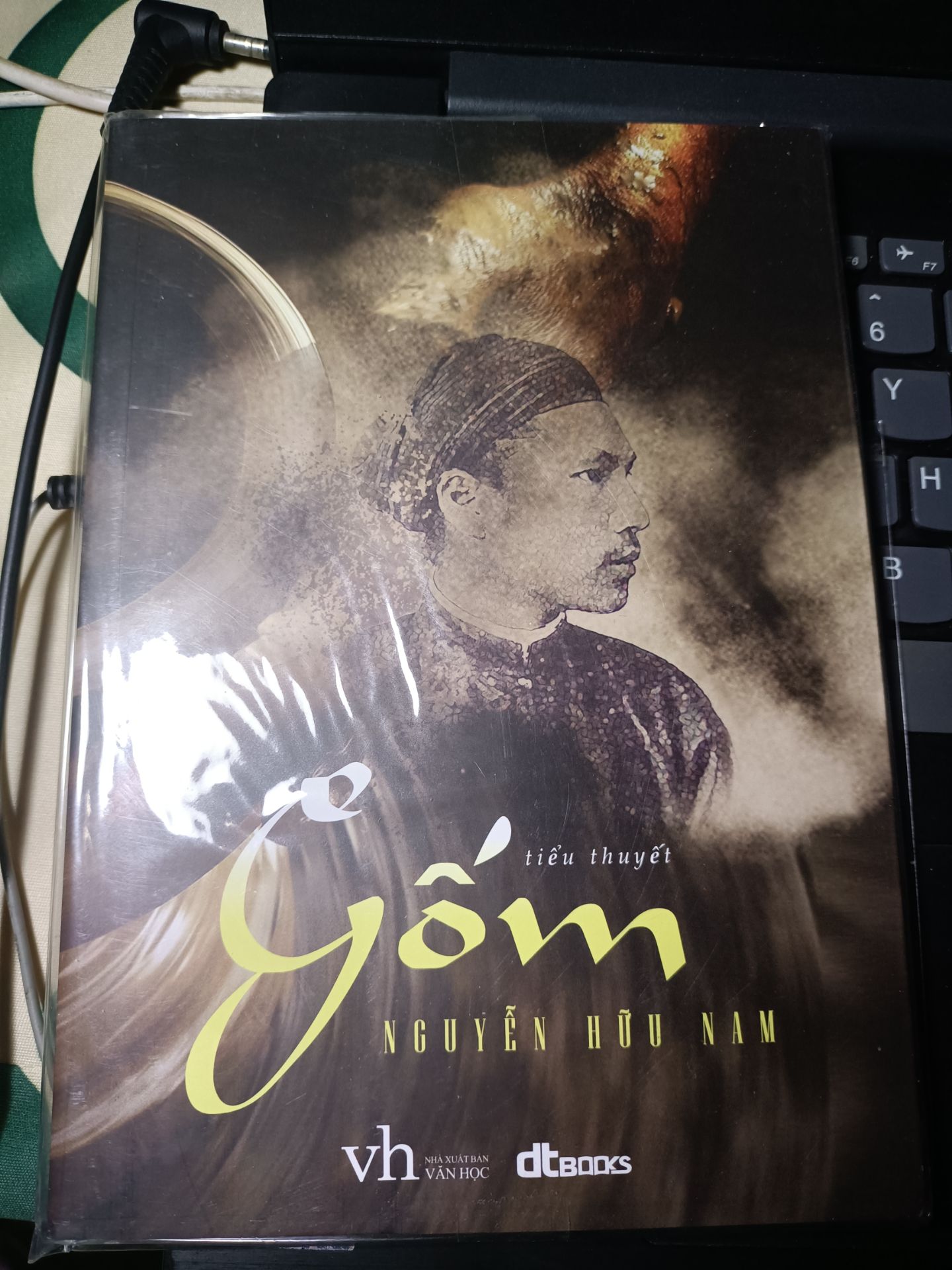 Ý tưởng khá thú vị đấy chứ, vì nó là về gốm chứ không phát vua Hàm Nghi