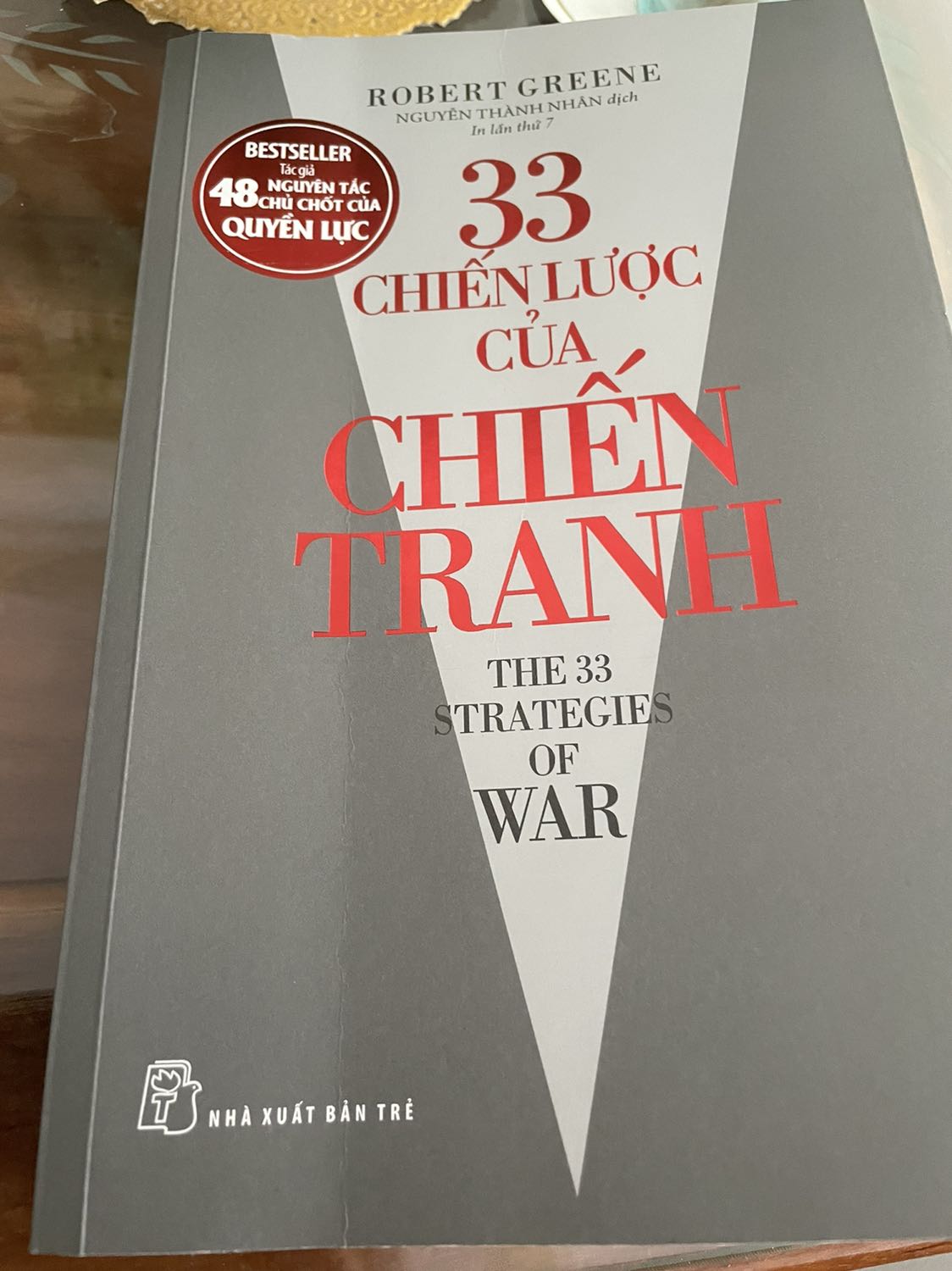 Các tác phẩm của Robert Greene thì luôn mang lại nguồn hiểu biết dồi dào bởi con mắt tinh tường và ngòi bút cực kì sắc xảo của ông. Đây là tác phẩm khá hay, song phần nhiều là phân tích những trận đánh nên ít thực tiễn hơn 2 cuốn sách rất nổi tiếng kia của công. Nhưng vẫn là tác phẩm đáng đọc!