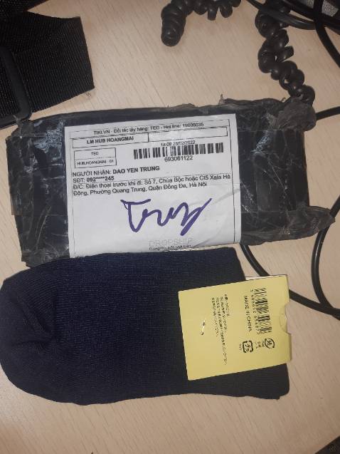 Khi mở đơn hàng ra, thay vì vòng cổ cho mèo thì nhận được một đôi tất như hình đính kèm. Nhờ Tiki/Shop hướng dẫn thủ tục để được trả và đổi hàng ạ.