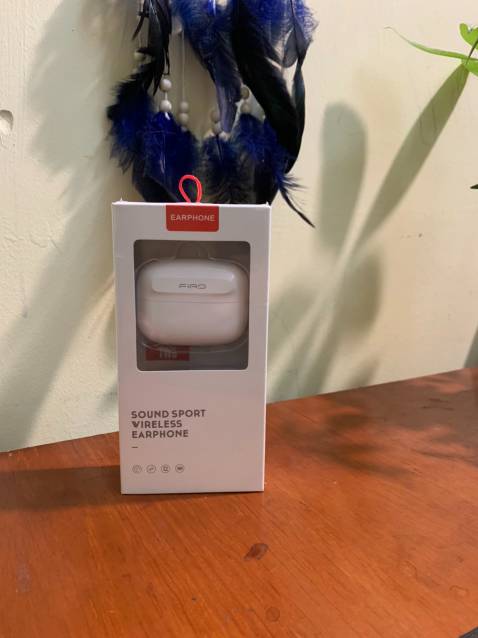 - Phần hộp sạc nhỏ gọn, bản lề chắc chắn. Thiết kế với gam màu trắng bóng rất đẹp.

- Tai nghe FIRO A7 tích hợp công nghệ chống ồn chủ động ANC, mang đến trải nghiệm chất lượng âm thanh ổn định, hạn chế các tạp âm bên ngoài.

- Mic đàm thoại bắt nhạy, to, rõ ràng...

- Thời lượng pin của A7 theo cảm nhận của mình sử dụng được khoảng ~5 giờ liên tục. 

- Sản phẩm đi kèm là 3 nút đệm tai bằng silicon mềm, phù hợp với mọi kích thước của tai.

- Sản phẩm có hỗ trợ TIKINOW, giao hàng nhanh 2h nên mình nhận được hàng rất nhanh.

- Đóng gói cẩn thận, shop tư vấn nhiệt tình. 

- Mình cực kỳ hài lòng về sản phẩm, chất lượng, cũng như dịch vụ của TIKI.