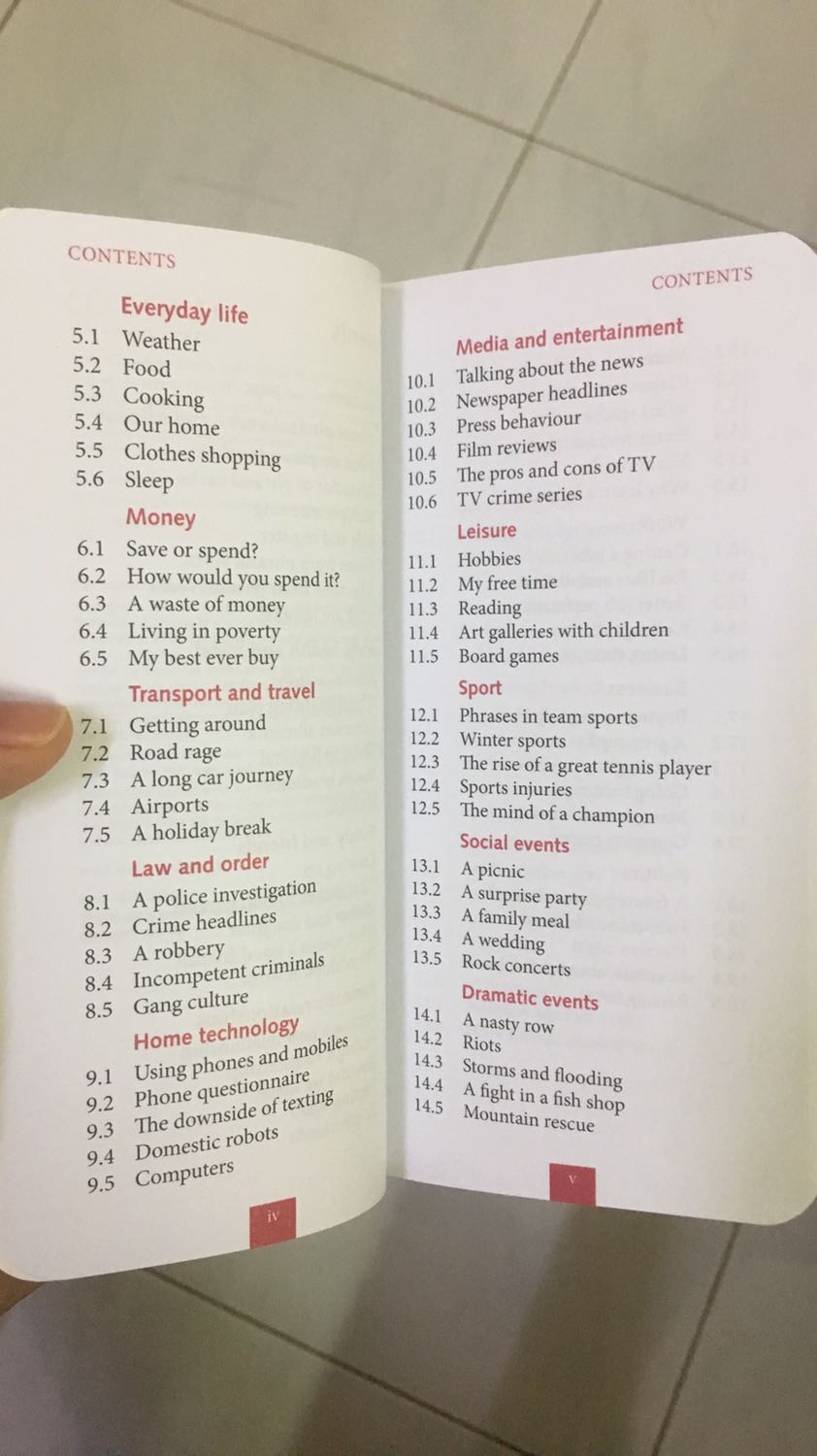 Giao hàng nhanh nhưng hộp bị méo hết, cũng không lót xốp ở trong nhưng sách vẫn còn tốt. Nội dung sách quá tuyệt luôn, phrasal verbs được chia theo từng chủ đề, có cả bài mẫu và hình minh họa, sách nhỏ gọn siêu cute