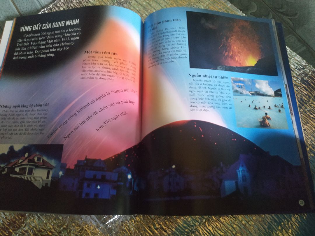 Sách  gần 60 trang, giấy bóng, dầy dặn, in màu rất đẹp. Thuộc bộ bách khoa tri thức về khám phá thế giới cho trẻ em, chủ đề núi lửa. Cuốn sách cho bạn nhỏ tất tần tật các kiến thức về núi lửa. Một chủ đề mà bạn nhỏ nhà mình lúc nào cũng hỏi mẹ, dung nham thế nào, mẹ đã thấy núi lửa phun chưa? Đọc cuốn này xong chắc mẹ phải hỏi lại con vì con biết nhiều về núi lửa hơn mẹ rồi. Rất hài lòng!