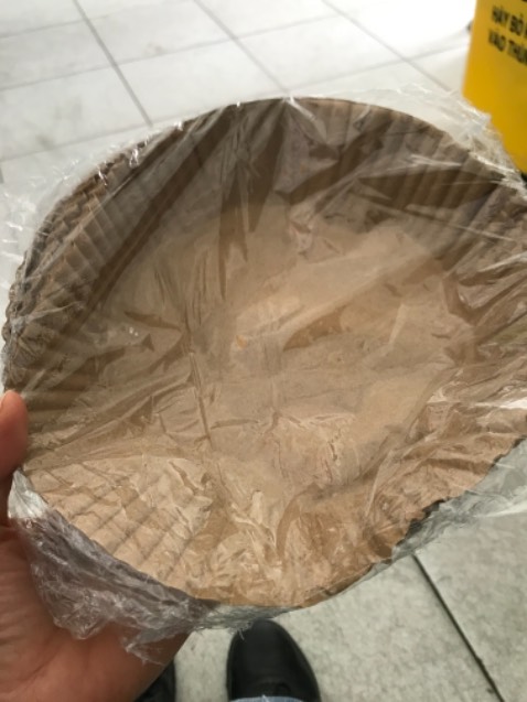 Nói là hàng đóng trong hộp nhựa mà không thấy có mình nhận hàng nó bị móp méo.chất liệu giấy thì mỏng và xấu