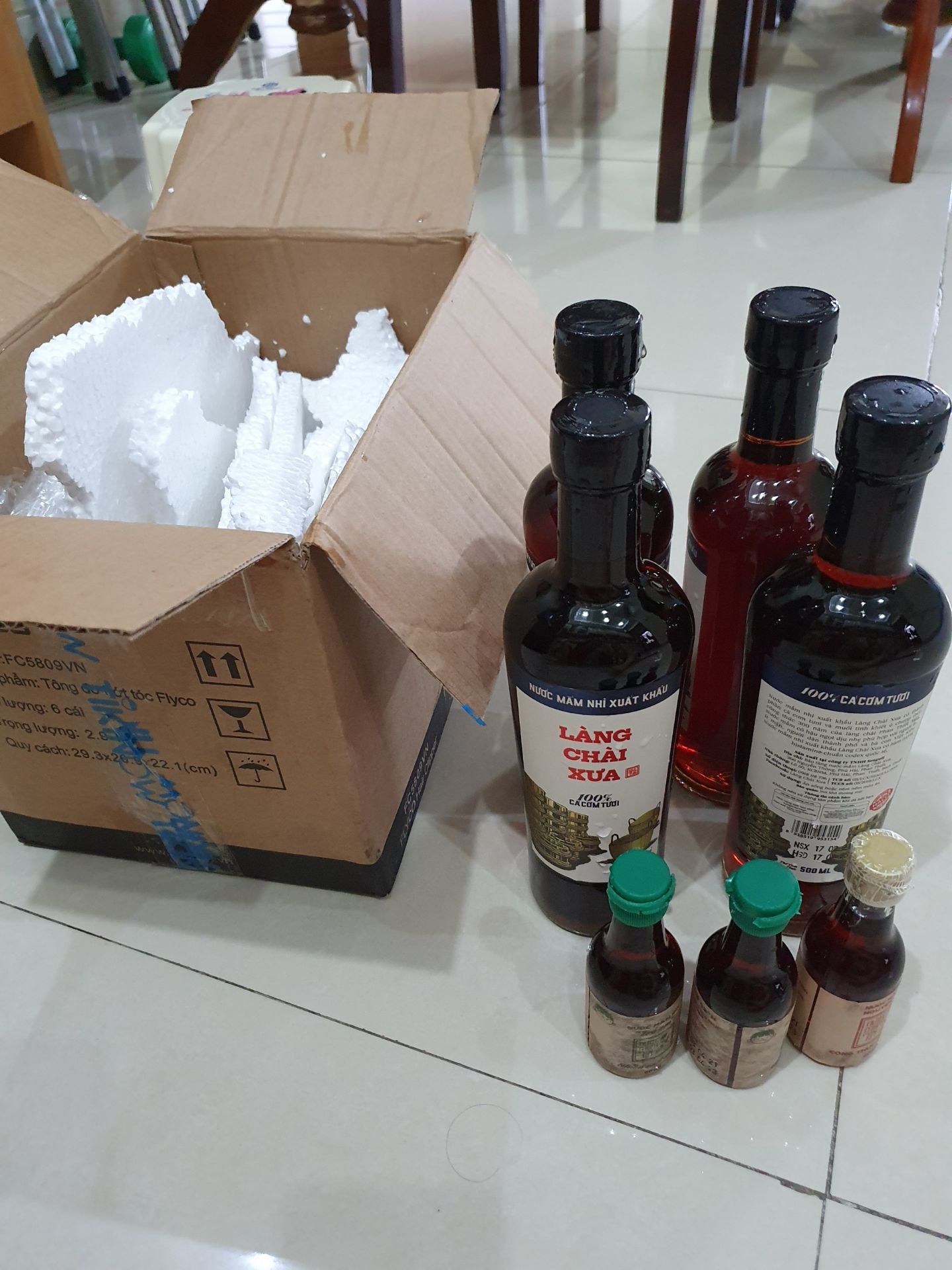 Đặt thùng 6 chai, nhận được hộp cát tông 4 chai. Dù nhà cung cấp đã nhiệt tình tìm nhưng không biết lỗi do đâu (lại còn nói không quay camera khi khui hàng nên k có cách giải quyết, 1 ngày khui hàng chục đơn thì quay sao). Thất vọng với hệ thống Tiki.vn (cung cấp - bàn giao). để xoa dịu hứa tặng 1 mã giảm, nhưng tôi vẫn thất vọng và cho 1 sao.