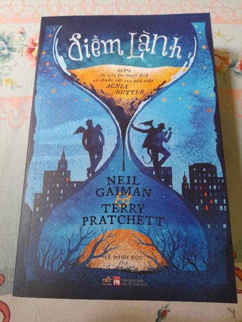 Sách mới của bác Gaiman ra là mua liền. Mê thế kì ảo, nửa hư nửa thực của bác lắm. Sách mới mà được giảm tới 40% rẻ hơn cả hội sách NN. Tiki ship hàng siêu nhanh, đặt tối hôm trước trưa hôm sau đã nhận được.