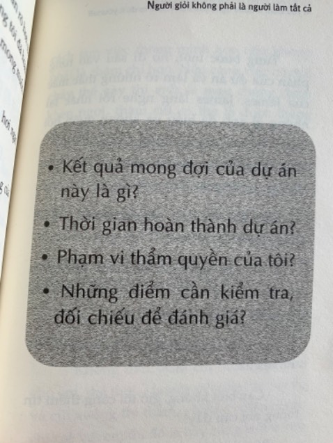Mình mất 30’ để đọc cuốn sách này và dành cả buổi chiều còn lại để ngẫm về nó. Thực sự rất amazing các bạn ạ. Cuốn sách này không chỉ dành cho các nhà quản lý, mà dành cho tất cả mọi người. Dù là trong gia đình, trường học hay nơi công sở, ôm đồm mọi việc không phải là cách làm tối ưu. 
Một câu chuyện ngắn về cuộc đời của 2 anh em họ Jones và James, thông qua sự khác biệt trong cách quản lý của 2 người ở cùng một vị trí, tác giả đã chỉ ra cho chúng ta những sai lầm mà đa số chúng ta mắc phải khi làm việc trong một tập thể dưới vai trò nhà lãnh đạo. 
Mình là một người rất dễ bị cuốn vào công việc, mình ôm đồm mọi thứ, và mình không tin tưởng để giao cho bất kì ai công việc mình đang làm (dù mình không phải nhà quản lý cấp cao gì cả đâu), mình thấy bản thân trong nhân vật James, và chính mình được Jones khai sáng. Để làm việc một cách hiệu quả, năng suất và gắn kết tinh thần đội nhóm hơn, mình cần thay đổi suy nghĩ cố hữu đó. Tác giả đã vẽ ra cho người đọc 1 kế hoạch, 1 trình tự không thể rõ ràng hơn để chúng ta có thể từng bước, từng bước chia sẻ công việc cho cộng sự, đội nhóm của mình. Nhờ đó có nhiều thời gian hơn dành cho bản thân, gia đình và cho những sở thích cá nhân. 
Cuốn sách nên đọc dù là bất kì ai ở bất kì lĩnh vực nào. Nếu như bạn có tham vọng để trở thành một nhà quản lý tương lai, thì cuốn sách này là một trong những cuốn sách gối đầu mà bạn nên có!
Thương gửi bạn một vài đoạn trích, mong sẽ có ích cho sự lựa chọn của bạn.