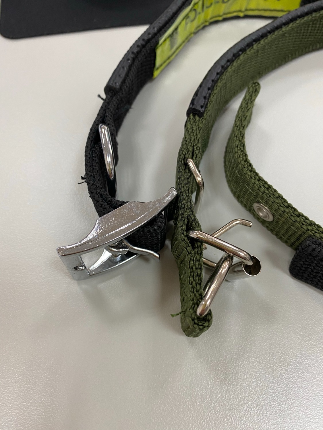 Hôm trước mình có mua 1 cái màu xanh size M và thấy hài lòng về nó nên đặt thêm 2 cái màu đen cho 2 bạn của khác. Nhưng 2 cái màu đen mình đặt lại giao không cái nào đúng như thông tin sản phẩm và hình ảnh minh họa, 1 cái màu không đúng, cái màu đúng thì khóa không chuẩn và 2 dây này ngoài màu thì cũng khác nhau ( như ảnh đính kèm). Mình không hài lòng và yêu cầu hoàn trả đơn hàng này. Mình hay mua online qua tiki nên khi mình chọn sp là đã đến tính năng của nó chứ ko chỉ gần giống là được. thanks