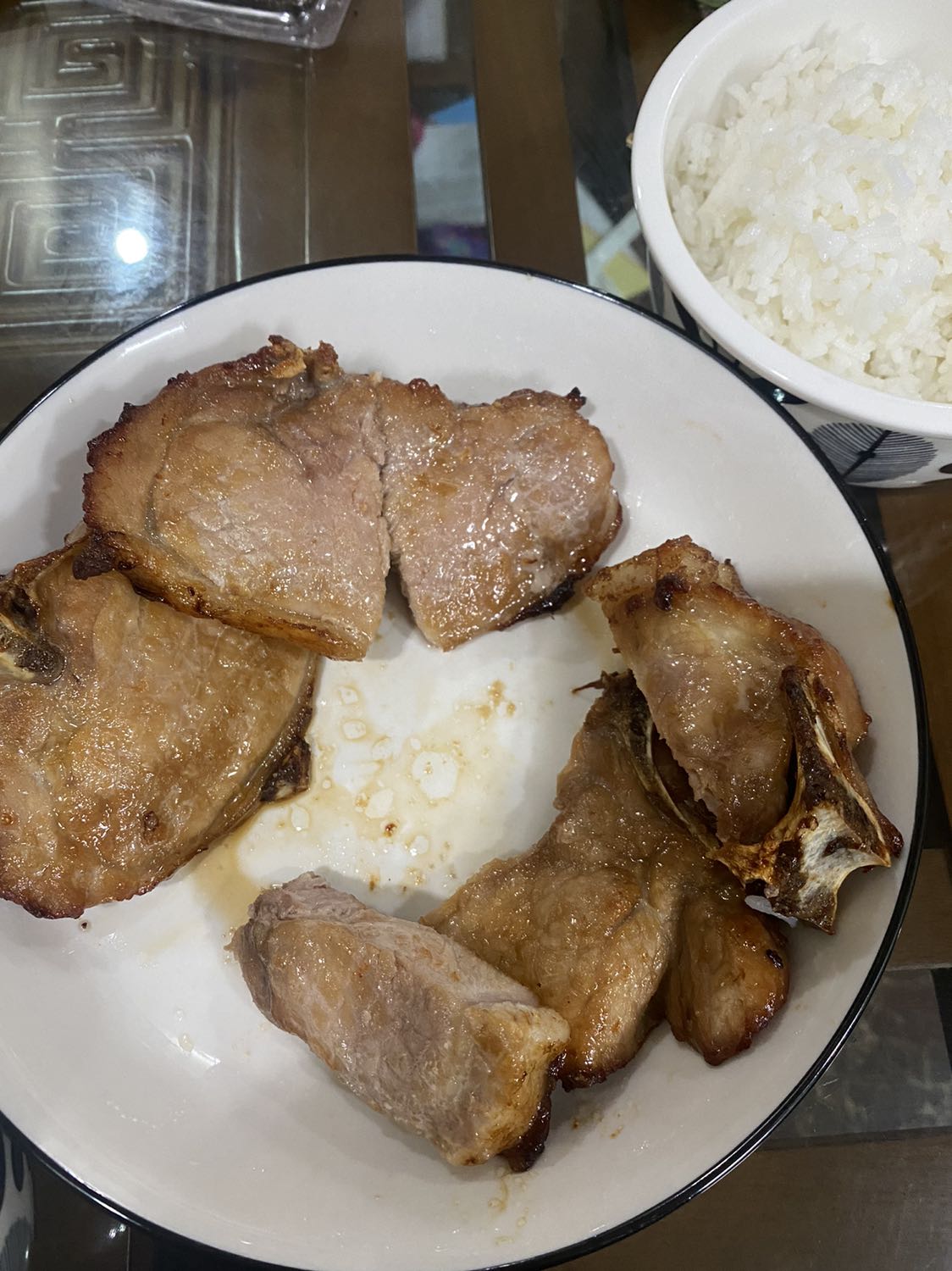 Đóng gói cẩn thận, máy gọn đẹp và chạy êm, dễ sử dụng
Đã sử dụng 2 lần để chiên sườn và nướng gà. Màu thịt rất đẹp và chín đều cả bên trong.
Ưng nhất là thấy mỡ từ thịt nhỏ xuống, nhưng thịt vẫn ko bị khô. Đỡ mất công lau chùi dầu văng trên bếp nữa. 
Tóm lại là cực kỳ hài lòng khi mua máy này