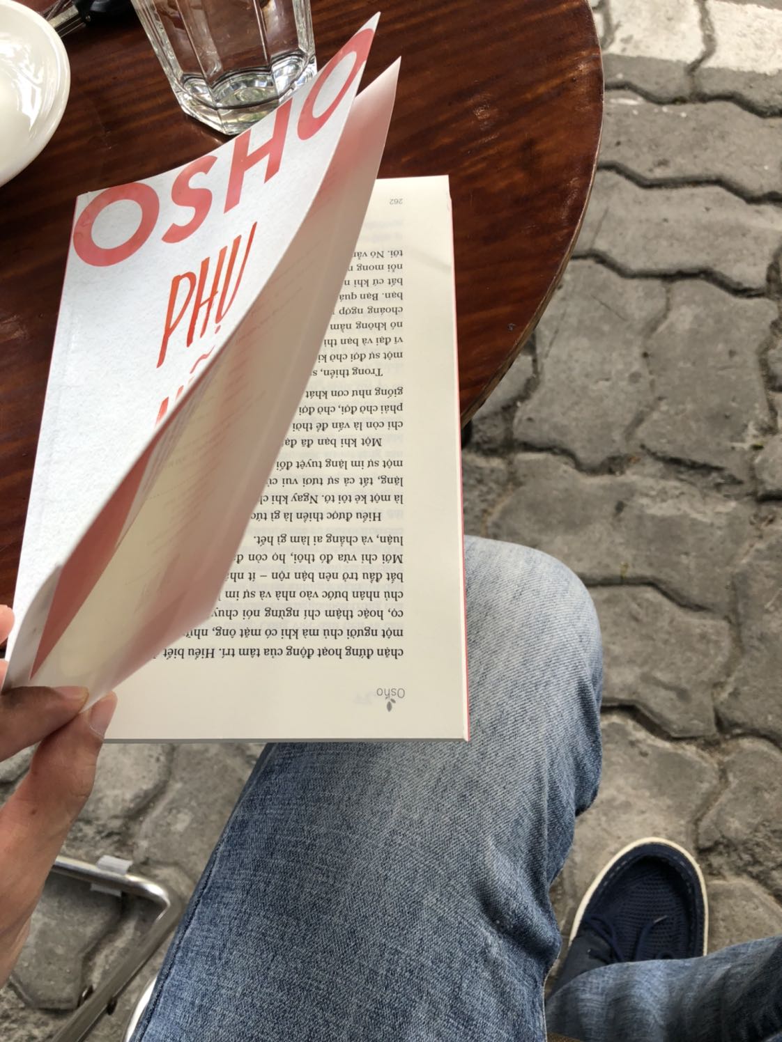 Sách in nhưng khi đóng bị ngược. Ngược trước sau thôi đã đành còn lộn ngược chữ so với bìa nữa chứ. Đọc sách ngồi quán cafe nhìn kiểu như ko biết chữ cầm sách bị ngược. Nhìn chán đời @@. Nội dung thì oke.