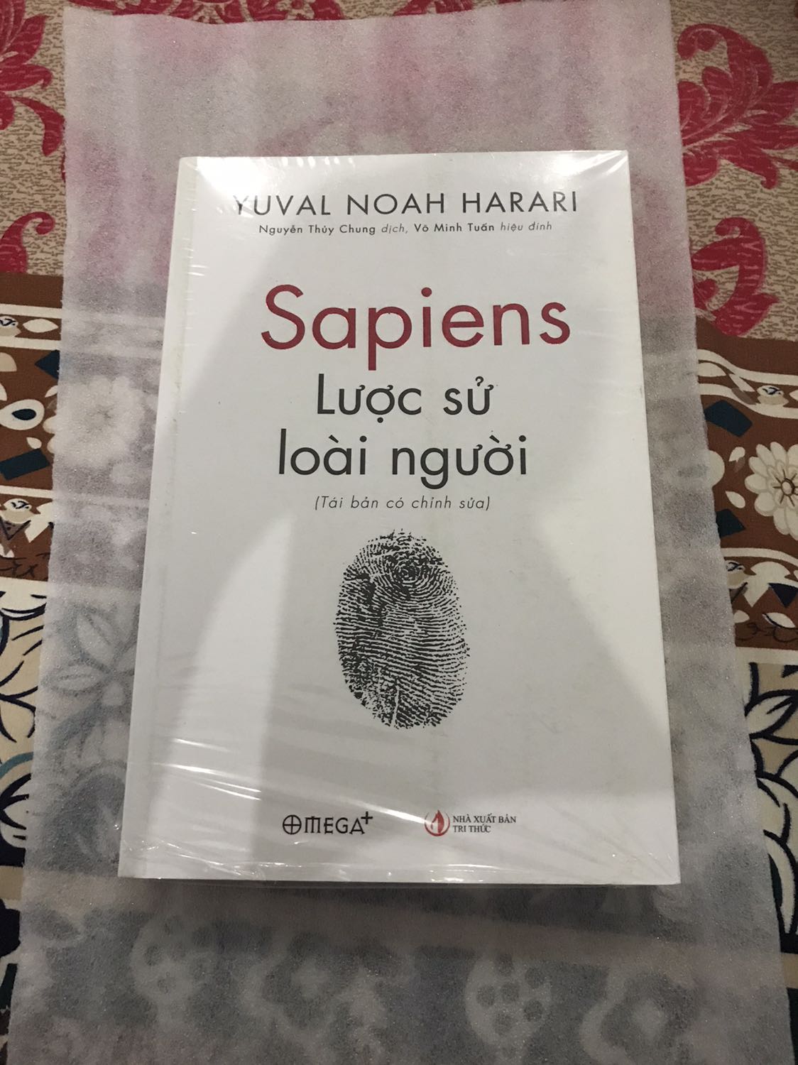 Điều mình cảm thấy thích là sách được giao đến rất cẩn thận tuy nhiên sau khi cầm cuốn sách lên thì phát hiện phần dưới đáy chưa được bọc kĩ càng lắm. Ngoài ra sách còn có những vết dơ trên sách làm mất tính thẩm mĩ của sách nên đây là điểm trừ rất lớn đối với mình cho dù đã đọc vài bài đánh giá sản phẩm trước về nhà phát hành fahasa ?