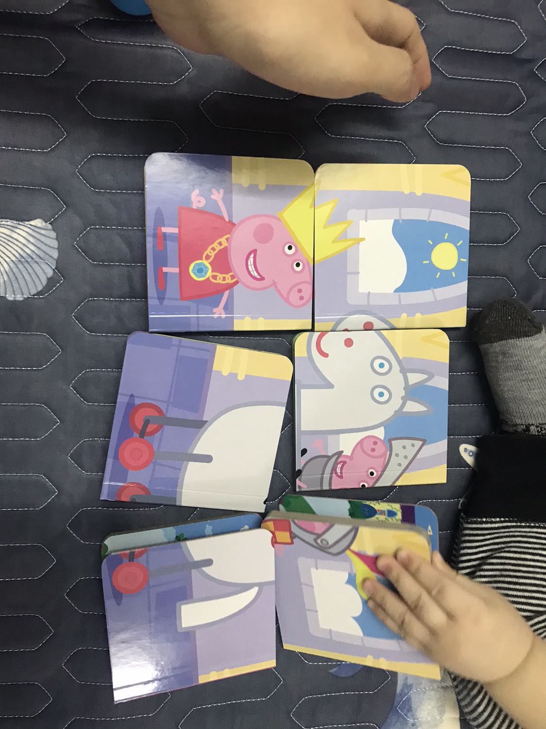 Sách nhỏ nhắn, dày dặn, bé nhà mình chơi rất thích Sách nhỏ nhắn, dày dặn, bé nhà mình chơi rất thích