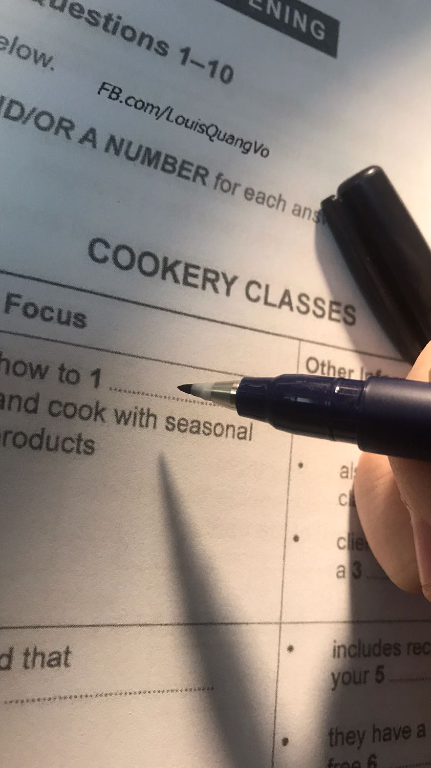 Bút đẹp
Dễ viết
Nét điều chỉnh được từ 0,3mm tới 0,7mm j đó tầm vậy
Hợp viết tiêu đề bài học, hoặc tô viền chữ bút lông
Chứ nếu dùng viết bài bth thì đắt quá mà cũng sợ nhanh hết mực nữa 
Không biết nhanh hết mực k nữa
Với lại mình nghĩ có bút khác rẻ hơn có thể thay được mà mình quên tên r, bút màu trắng toàn thân á, rồi có chữ ghi ngòi mấy trên nắp bút, cũng giống nhau nma lại rẻ hơn 1 nửa