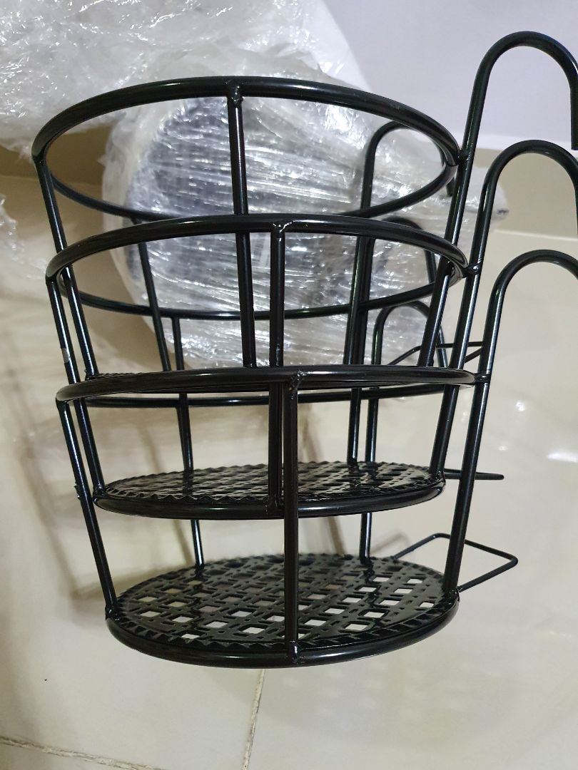 Giao hàng trễ hơn dự kiến 1 ngày, vài chỗ bị trầy lớp nhựa bọc. Tuy nhiên so với giá cả thì hàng tốt hơn dự kiến. Hài lòng??