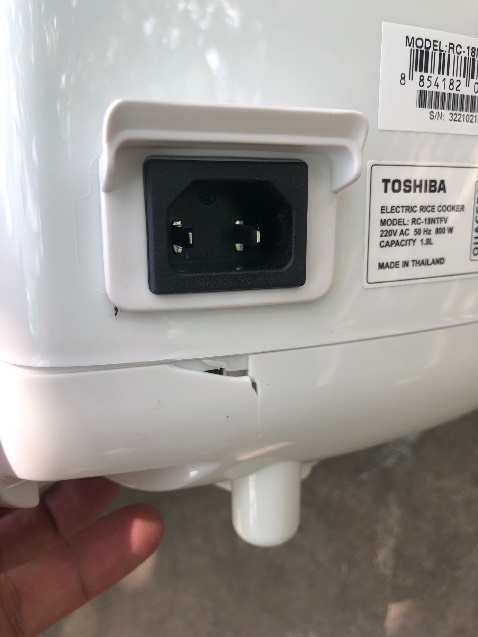 Mình rất thất vọng về cách giải quyết vấn đề của phía Tiki, mình mua cách đây hơn nửa tháng về cắm điên vào thì nồi có hiện tượng chập chờn, lúc vào điện lúc không. Mình liên hệ Tiki để đổi trả thì phía Tiki nhận lại nồi, kiểm tra và trả lời nồi hoạt động bình thường nên không giải quyết đổi sản phẩm mới.
Kết quả là mình nhận lại nồi trong tình trạng bể, vỡ phần chuôi cắm điện như hình. Nhưng thất vọng nhất là cách Tiki phản hồi giải quyết vấn đề, mình phải liên hệ rất nhiều lần, chỉ nhận được sự hứa hẹn. Phải hơn 07 ngày sau mới có người đến nhận lại nồi để kiểm tra tiếp. Đến giờ thì mình thật sự không hiểu 01 chiếc nồi mới 100% đến tay mình trong tình trạng bể, vỡ như thế này mà phải kiểm tra lại lần nữa mới được đổi.
Quá thất vọng với cách giải quyết vấn đề của Tiki, mong mọi người lưu ý njes! Mình rất thất vọng về cách giải quyết vấn đề của phía Tiki, mình mua cách đây hơn nửa tháng về cắm điên vào thì nồi có hiện tượng chập chờn, lúc vào điện lúc không. Mình liên hệ Tiki để đổi trả thì phía Tiki nhận lại nồi, kiểm tra và trả lời nồi hoạt động bình thường nên không giải quyết đổi sản phẩm mới.
Kết quả là mình nhận lại nồi trong tình trạng bể, vỡ phần chuôi cắm điện như hình. Nhưng thất vọng nhất là cách Tiki phản hồi giải quyết vấn đề, mình phải liên hệ rất nhiều lần, chỉ nhận được sự hứa hẹn. Phải hơn 07 ngày sau mới có người đến nhận lại nồi để kiểm tra tiếp. Đến giờ thì mình thật sự không hiểu 01 chiếc nồi mới 100% đến tay mình trong tình trạng bể, vỡ như thế này mà phải kiểm tra lại lần nữa mới được đổi.
Quá thất vọng với cách giải quyết vấn đề của Tiki, mong mọi người lưu ý njes!