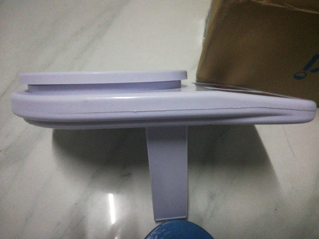 Cân dễ sử dụng. Làm bằng nhựa, tuy mong manh nhưng cũng ổn. Cân sử dụng 2 pin tiểu nên tiện dụng. Nhìn chung xứng đáng với tầm giá.