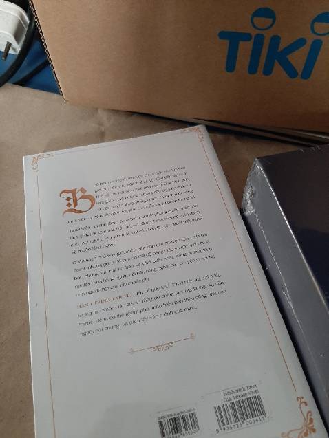 Giao hàng nhanh, săn tiki mua chung với sách Deer Tarot giá hợp lí, bìa đẹp, sách này dành cho những người muốn nghiên cứu Tarot thì nên đọc thử :))