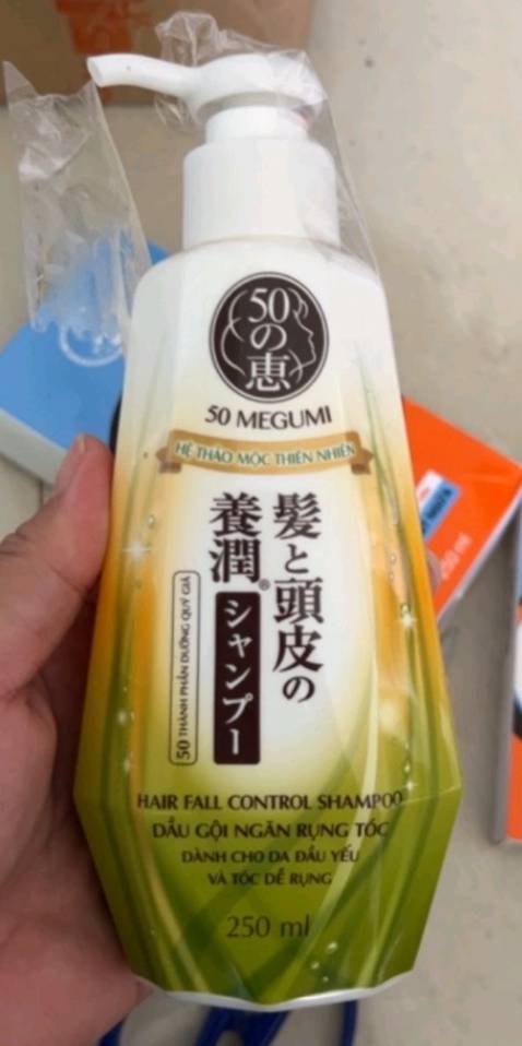 Sản phẩm tuy ít bọt, sau khi rửa sạch có cảm giác hơi rít tóc (dùng thêm dầu xả là khắc phục được) nhưng dùng khá thích, mùi thơm rất đặc trưng. Bây giờ cứ dùng qua dầu gội khác là sẽ rụng tóc thấy rõ.