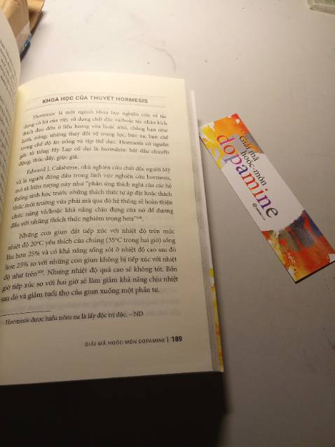 Sách đặt bên đây nhưng bên J&T giao cũng tương đối nhanh. Sách đẹp, giấy nhìn chất lượng, đóng gói cẩn thận. 
Về nội dung thì không cần bàn vì đây là cuốn sách mình đang tìm,cần tìm đọc. Tìm hiểu về hooc môn dopamine và làm sao để có cuộc sống healthy hơn. Cảm ơn!