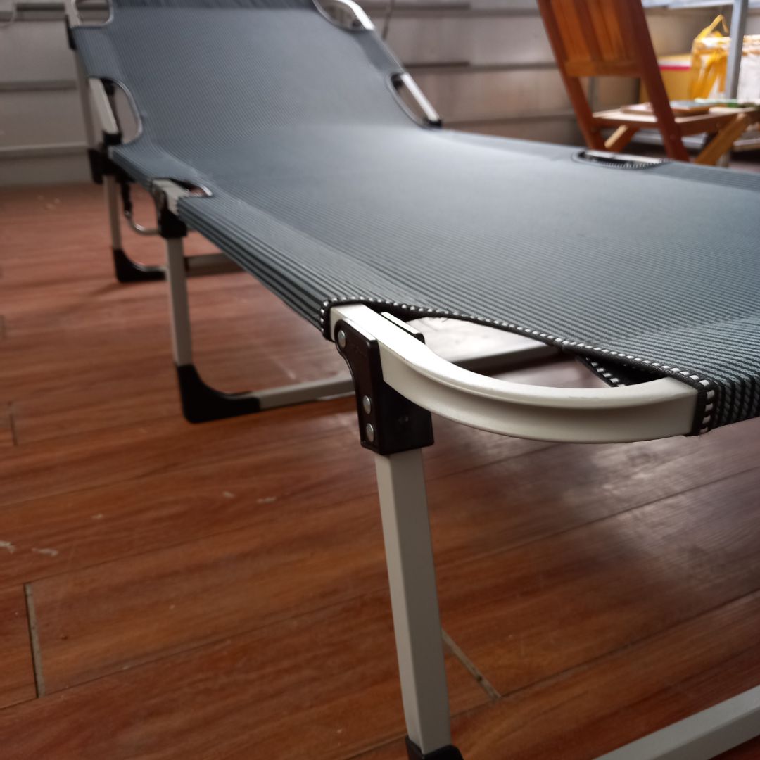 giao hàng nhanh, thiết kế đẹp, nhìn sang. có 1 điều chưa hài lòng là ngồi đụng thành sắt giữa, dù tôi chỉ nặng có 64kg.