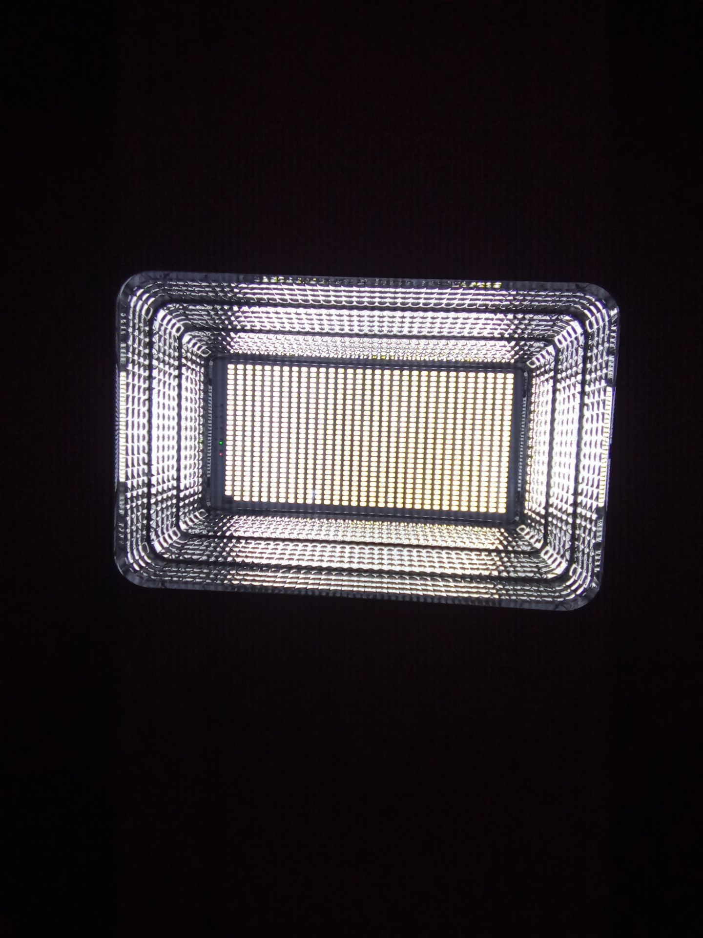 giao hàng nhanh, đèn cực kì sáng tốt cảm ơn shop nhiều!