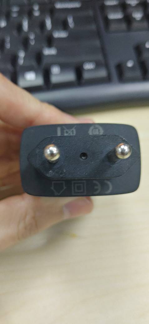 Thiết kế gọn, chuôi sạc thích bợn với nhiều loại ổ cắm, tiện lợi, tương thích với mọi loại thiết bị. Bền sạt ít nóng. Điện thoại android đều nhận sạc nhanh. Mình dùng 4 điện thoại cũng toàn hãng lạ nhưng củ sạc đều sạc rất tốt ( 1 cái LG, 1 rog phone, 1 xiaomi và 1 oukitel).