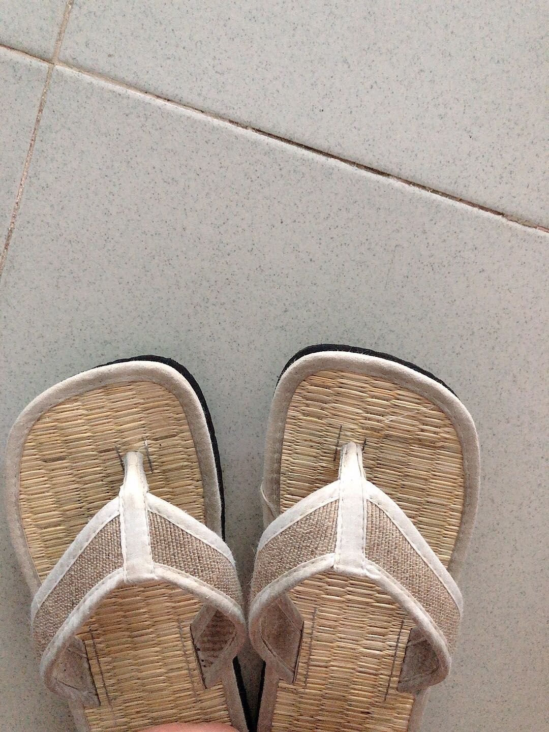 Dép đi êm chân và dễ thương. Tks shop. Hình ảnh mang tính chất lấy xu