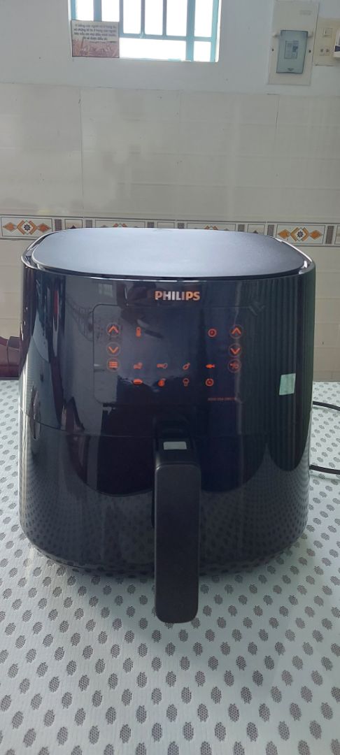 Nồi chiên không dầu philips rất chất lượng, sang trọng, hoạt động lần đầu thấy ổn, thịt chín vàng đẹp, giá hơi cao hơn nhiều hãng nhưng chất do chất lượng. Giao hàng nhanh chóng, gói kỹ. Lần đầu nên lấy 1 chén nước cốt chanh đun ở 200 độ, 10 phút là hết mùi nhựa.