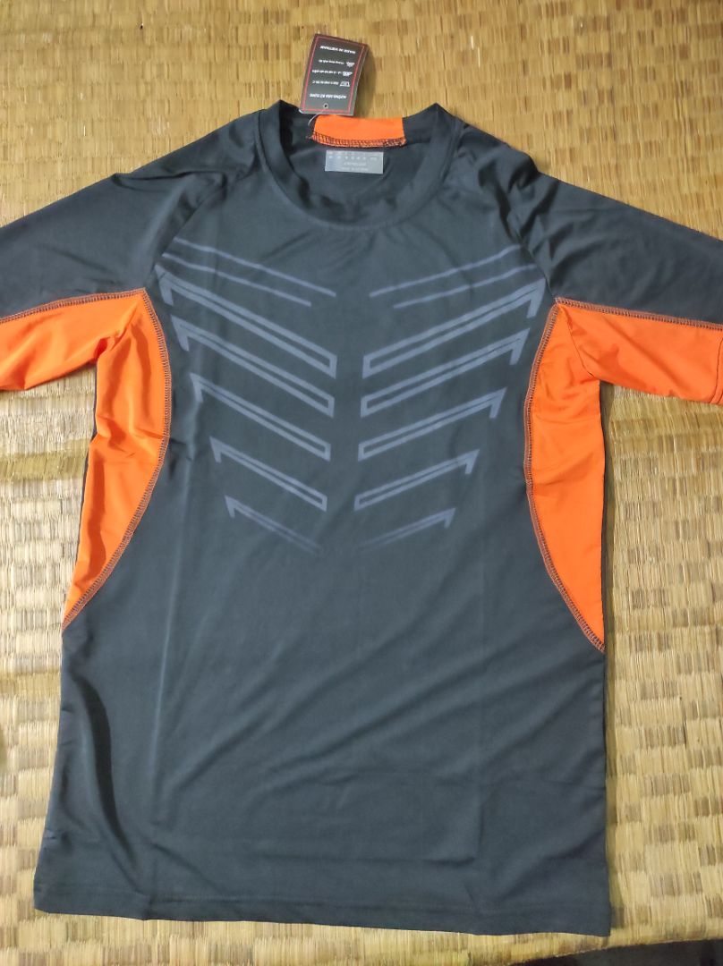 hài lòng về sản phẩm, có điều kiểu áo làm giống áo trái quá, mới nhìn tưởng áo trái, trở lại mới biết kiểu áo nó vậy, chỉ có chỗ nối với màu cam là may kiểu giống trái còn lại ổn hết cả.