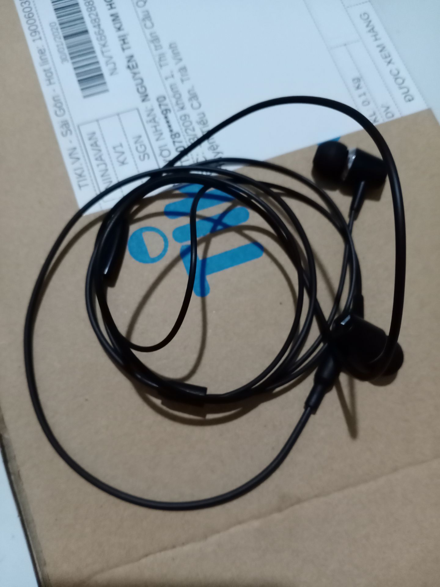 Lần đầu mua hàng trên mạng, mà thấy sản phẩm giá hơi rẻ nên cũng không tin tưởng lắm mà chất lượng thật bất ngờ, giao trước 2 ngày, nghe khá tốt không tai nào bị hư hỏng hay không nghe được, nghe nhạc 8D cũng khá tốt, khuyên mọi người nên mua ☺️☺️☺️