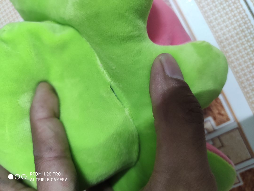 Quá thất vọng!!!
Mình mua màu xanh dương với màu hồng mà khi nhận hàng màu xanh lá cây,chưa hết đường chỉ thì ko cắt bỏ và còn sút chỉ 2 chỗ,còn dính vết bẩn nữa.thật sự không hiểu shop làm ăn kiểu gì nữa làm như vậy có thấy *** không??