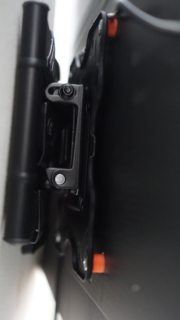 Giá đỡ chắc chắn, nặng, đầm tay lắm, cầm lên thấy rất an tâm khi treo Tivi. Mình treo Tivi TCL 55" mà thấy vẫn okie, ko rung lắc, lỏng lẻo gì hết. Cơ chế lắp ráp quá thông minh, dễ dàng với ai có khoan, tua vít đầy đủ. Xoay tivi cũng okie, thoải mái. Mình tự lắp ráp và treo Tivi lên luôn. Cảm giác hài lòng về chất lượng cũng như phục vụ của nhà bán và Tiki. Hài lòng về dịch vụ vận chuyển của Tiki.