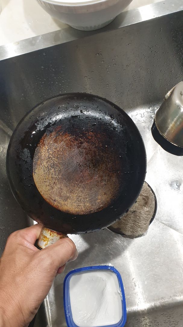 Cám ơn tiki giao hàng nhanh. Còn về sản phẩm thì đừng tin vào quảng cáo. Tôi mua về và rửa cái chảo chẳng khác gì lúc chưa chùi.