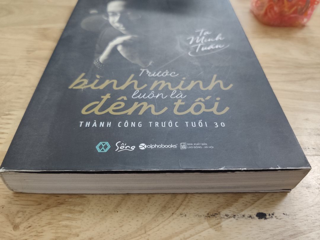 Gần đây tần suất nhận được sách chưa được đẹp từ Tiki ngày càng nhiều, đổi trả thì rất mất thời gian vì đợi mấy ngày k thấy ai thu hồi, đến lúc có người đến thì lại rơi vào lúc mình đi công tác mà hầu như toàn đi công tác khoảng 2-3 ngày là cùng xong về đợi dài cổ mấy ngày tiếp theo cũng không có một ai đến, liên hệ tổng đài hỗ trợ cũng không giải quyết được gì vì giá như được trợ giúp nhanh hơn chút thì tốt biết mấy.