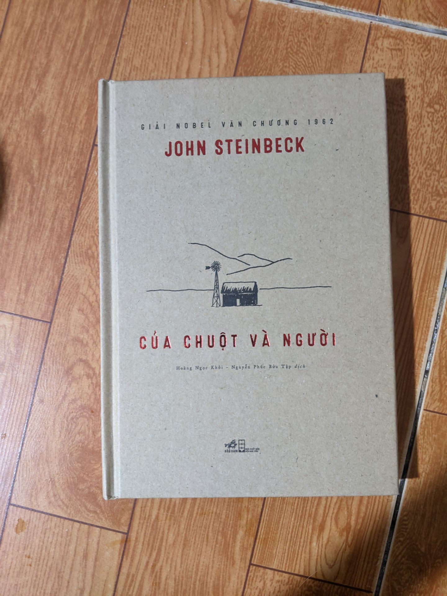 Sách bìa đẹp còn nguyên seal. Mình mua khi nghe được recommend của chị Châu Bùi😁