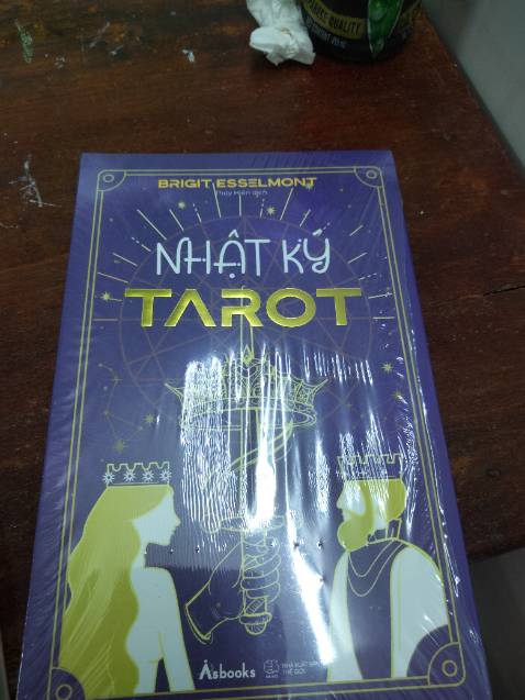 Quyển sách thì rất ổn mình không cod gì để chê nhưng bộ bài và cuốn sách rất tệ mình không ưng ý lắm nó không như mình mong đợi vì có cuốn sách ỗn nên mìn đánh giá 3 sao