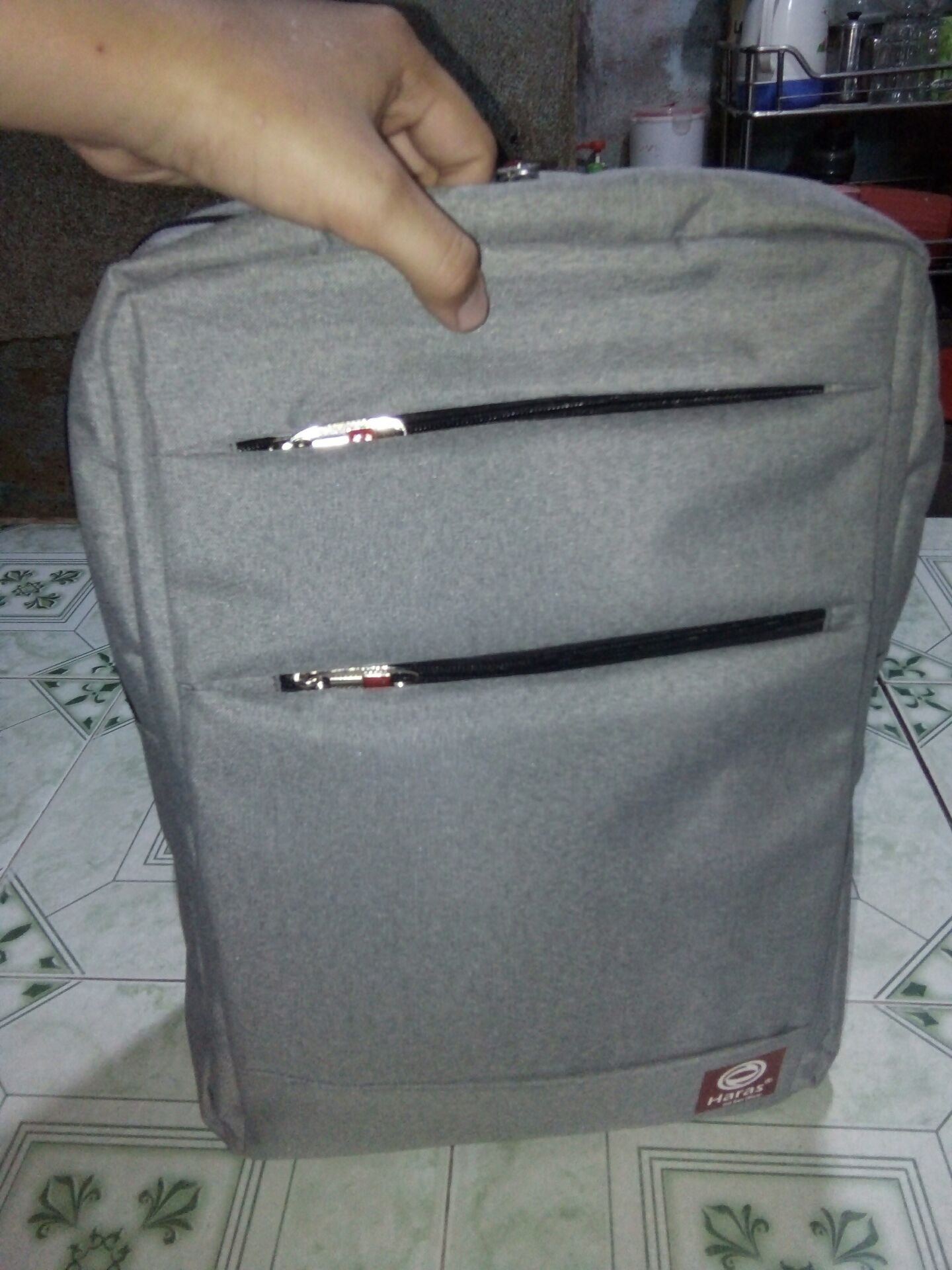 Đường may tốt. Balo đựng vừa laptop tôi hp 8560w 15.6 in cùng túi chống sốc (khá to, các bạn Search google sẽ thấy). Balo chỉ đựng vừa laptop, sách vở và một số dụng cụ học tập. Điểm trừ là quai đeo quá ngắn( tôi cao mét bảy mà phải nới max dây mới đeo vừa). Deal 109k với tôi ổn trong tầm giá.